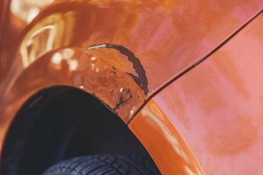 Bir araba tamir dükkanı kanadında otomobilin ön tırmalamak.