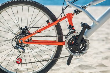 Bisiklet, tekerlek frame ve pedallar arkası vardır deniz çerçevede görünür yakın çekim.