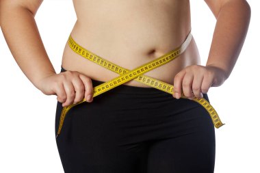 Şişman kadın beline bir sarı bant ölçme ölçme. Şişmanlık ve obezite tedavi azaltılması. Sağlıklı yaşam tarzı.
