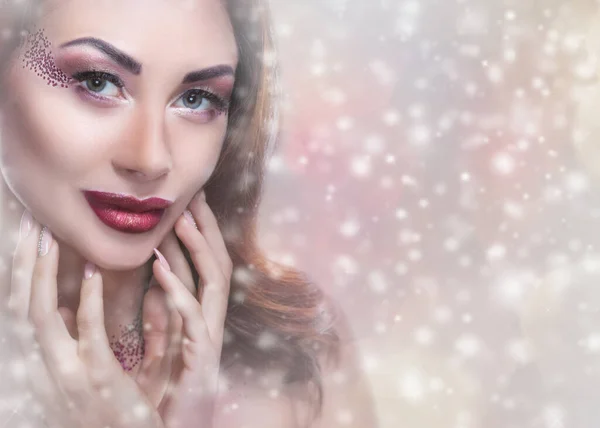 Mladá Žena Kreativním Make Upem Krásným Účesem Pozadí Sněhových Vloček — Stock fotografie