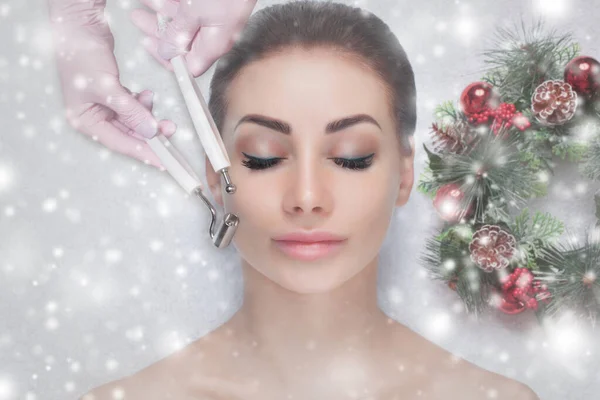 Kosmetolog Provádí Proceduru Mikroproudové Terapie Krásné Ženy Salonu Krásy Detailní — Stock fotografie