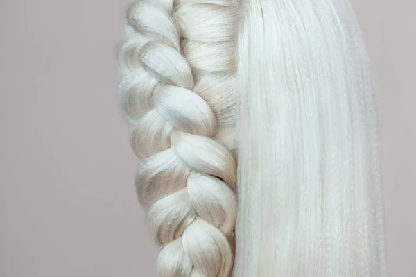 漂亮的金发姑娘 美发师在美容院里编织辫子特写 专业的理发和理发风格 — 图库照片