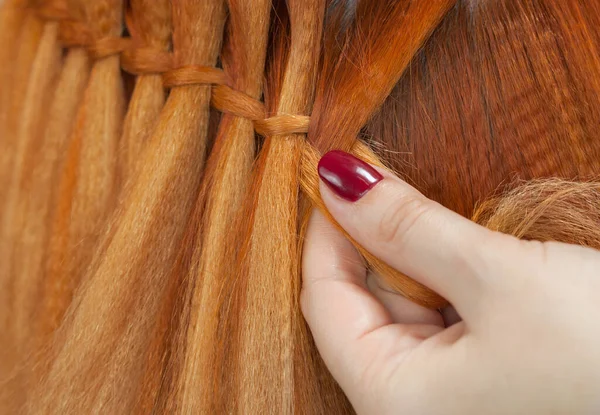 Schöne Mädchen Mit Roten Haaren Friseur Webt Einen Zopf Nahaufnahme — Stockfoto