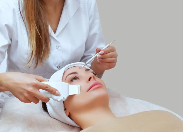 Der Arzt Kosmetologe Macht Den Apparat Einem Verfahren Der Ultraschallreinigung — Stockfoto