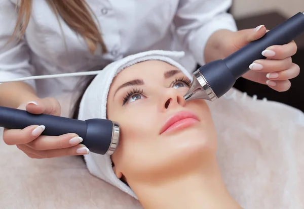 Kosmetolog Sprawia Zabieg Jest Ultradźwiękowym Oczyszczeniem Skóry Twarzy Pięknej Młodej — Zdjęcie stockowe