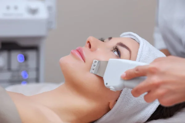 Médico Cosmetólogo Realiza Procedimiento Limpieza Por Ultrasonido Piel Facial Una —  Fotos de Stock