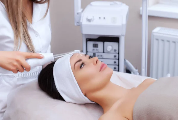 Kosmetolog Wykonuje Zabieg Mikroterapia Skóry Twarzy Pięknej Młodej Kobiety Salonie — Zdjęcie stockowe
