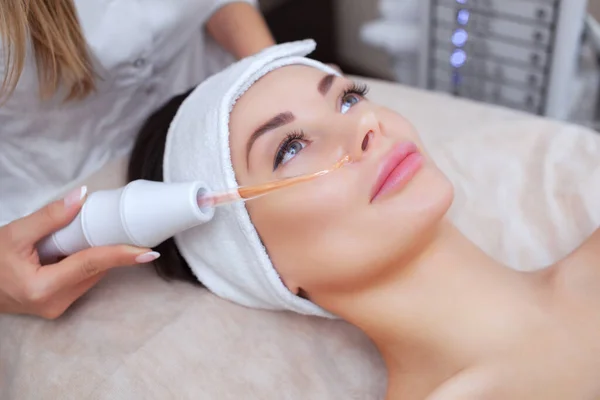 Cosmetólogo Realiza Procedimiento Terapia Microactual Piel Facial Una Hermosa Mujer —  Fotos de Stock
