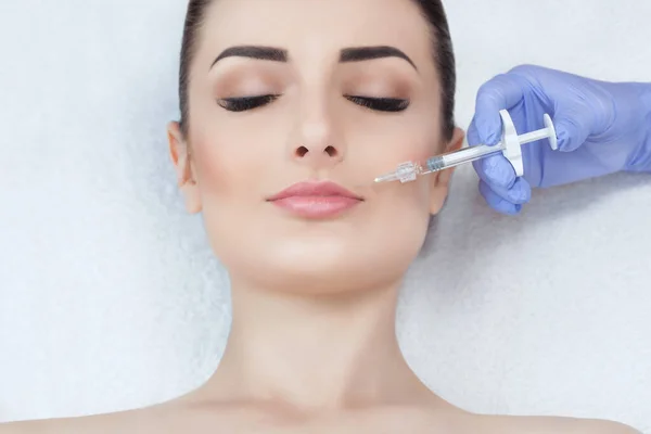 Medico Cosmetologistbotox Iniezione Sulle Labbra Una Bella Donna Salone Bellezza — Foto Stock