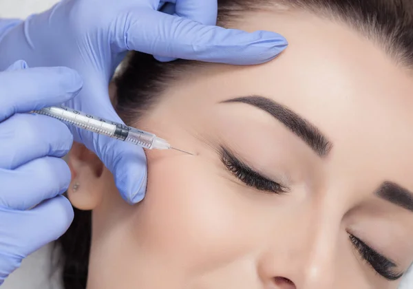 Médico Cosmetólogo Realiza Procedimiento Inyecciones Faciales Rejuvenecedoras Para Apretar Alisar —  Fotos de Stock