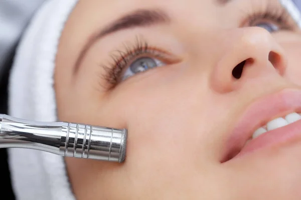 Cosmetologist Faz Procedimento Microdermabrasion Pele Facial Uma Mulher Bonita Nova — Fotografia de Stock