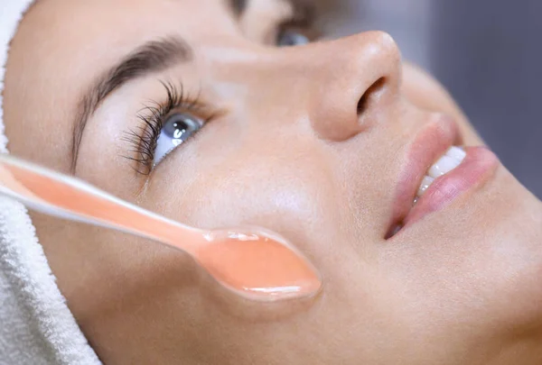 Cosmetologist Faz Eletroterapia Procedimento Pele Facial Uma Mulher Bonita Nova — Fotografia de Stock