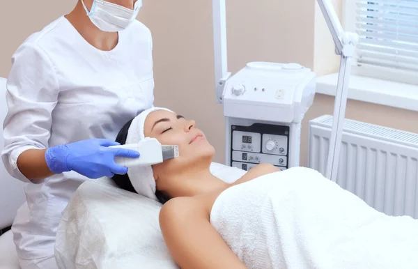 Doctor Cosmetologist Makes Apparatus Procedure Ultrasound Cleaning Facial Skin Beautiful — Stock Photo, Image