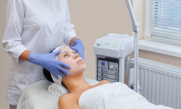 Cosmetologo Procedura Pulizia Idratazione Della Pelle Applicando Una Maschera Foglio — Foto Stock
