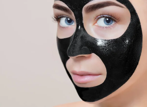 Czarna Maska Twarz Pięknej Kobiety Zabiegi Lecznicze Pielęgnacja Kotów Salonie — Zdjęcie stockowe