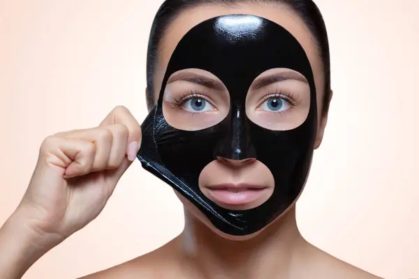 Czarna Maska Twarzy Pięknej Kobiety Zabiegi Spa Pielęgnacja Kotów Salonie — Zdjęcie stockowe