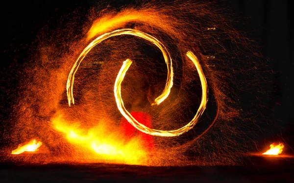 Ateşin Yardımıyla Izleyicileri Eğlendirir Yangın Performansı Gecesi Taşır — Stok fotoğraf