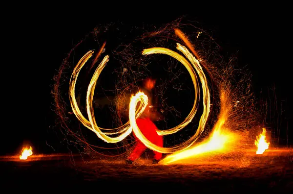 Człowiek Zabawia Publiczność Ogniem Niosąc Nocy Spektakl Ognia — Zdjęcie stockowe