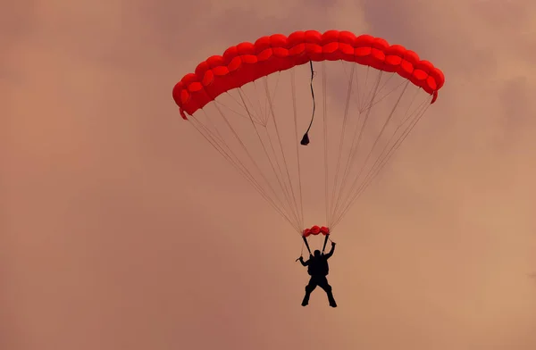 Male Parachutist Makes Jump Plane Red Parachute — Stock Photo, Image