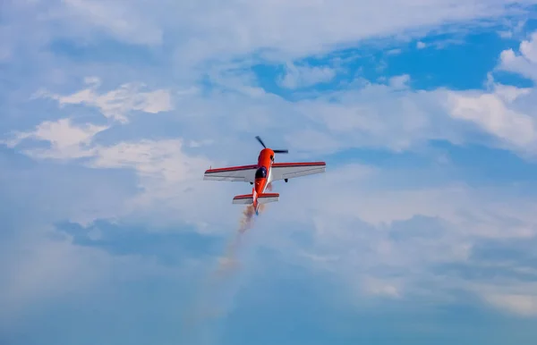 Gökyüzünde Bulutlar Bir Arka Plan Üzerinde Uçağı — Stok fotoğraf