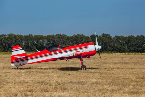 Mały Czerwony Biały Prywatny Samolot Śmigłem Stoi Lotnisku Jasny Słoneczny — Zdjęcie stockowe