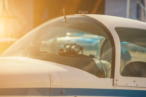 Parlak Güneşli Bir Günde Pervaneli Küçük Bir Uçak Havaalanında Duruyor — Stok fotoğraf