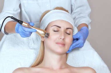 Kadın portresi, yüz ve boyunda kaldırılma. Güzellik salonunda Rf kaldırma prosedürü.