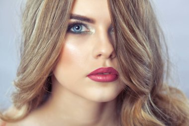 Güzel makyaj ve saç stili olan bir kadının portresi. Profesyonel makyaj ve cilt bakımı.