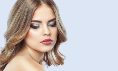 Güzel bir kadının portresi. Uzun kirpikleri, güzel makyajı, kalın kaşları ve güzellik salonunda temiz bir teni var. Kirpik uzantıları. Yüze yakın çekim. Makyaj ve kozmetik konsepti.