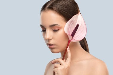 Güzel esmer bir kızın portresi sağlıklı, temiz ciltli ve taze makyajlı. Estetik kozmetoloji ve makyaj konsepti.