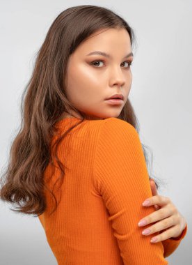 Sağlıklı ve taze makyajlı çekici bir kızın portresi. Estetik kozmetoloji ve makyaj konsepti.