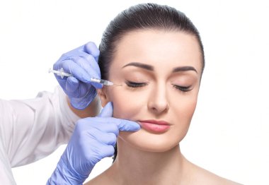 Kozmetik uzmanı güzel bir kadının yüzüne kırışıklık önleyici iğneler yapıyor. Güzellik salonunda kadın estetiği..