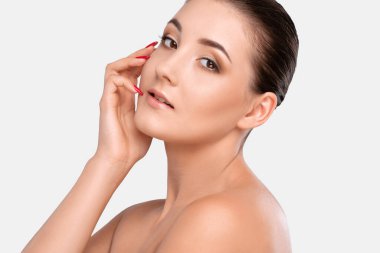 Güzel, gülümseyen esmer bir kadının portresi. Sağlıklı, temiz bir teni ve taze bir makyajı var. Estetik kozmetoloji ve makyaj konsepti.