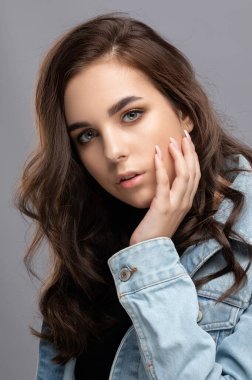 Güzel esmer kızın portresi sağlıklı, temiz ciltli ve taze makyajlı. Kameraya bakıyorum. Estetik kozmetoloji ve makyaj konsepti.