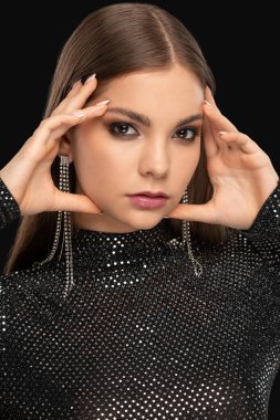 Güzel makyajlı esmer kız, temiz tenli, uzun saçlı, siyah elbiseli..