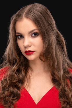 Güzel makyajlı esmer kız, temiz tenli, uzun kıvırcık saçlı, kırmızı elbiseli..
