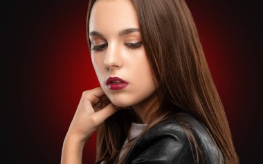 Güzel makyajlı esmer kız, temiz tenli, siyah deri ceketli uzun saçlı. makyaj konsepti