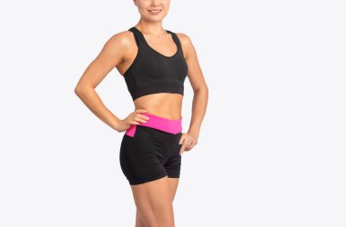 Eşofmanlı, güzel vücutlu, narin bir genç kadın. Düzgün beslenme ve sağlıklı yaşam tarzı kavramı.