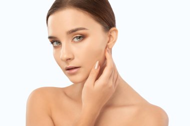 Güzel esmer bir kızın portresi sağlıklı, temiz ciltli ve taze makyajlı. Estetik kozmetoloji ve makyaj konsepti.