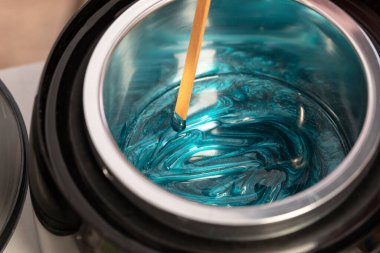 Yakın plan yüz kıllarını çıkarmak için eritilmiş mum. Kaşlarında kalıcı bir makyaj malzemesi var. Profesyonel makyaj..