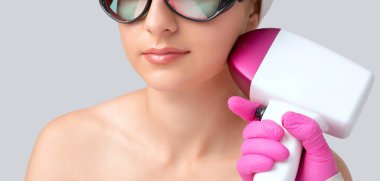 Elos epilasyon tüy çıkarma prosedürü bir kadının yüzünde. Güzellik uzmanı bir güzellik salonunda çenesinde lazer gençleştirme yapıyor. Yüz bakımı. Donanım ipl kozmetolojisi