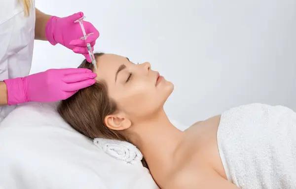 美容師は美容室で美しい女性の脱毛とアンチダンダルフに対する注射療法を行っています 化粧品コンセプト — ストック写真