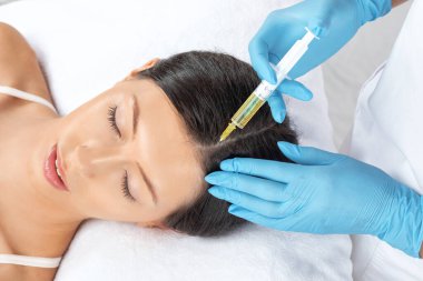 Kozmetik uzmanı güzellik salonunda güzel bir kadının terapisini yapıyor. Kozmetoloji kavramı.