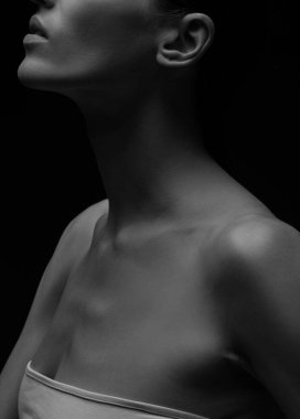 Kadın omuzlarından ve kollarından oluşan siyah-beyaz siluet. Kadın silueti.