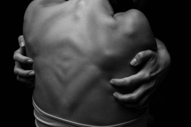 Kadın omuzlarından ve sırtından oluşan siyah beyaz bir siluet. Kadın silueti.