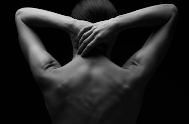 Kadın omuzlarının ve ellerinin siyah-beyaz silueti. Kadın silueti.