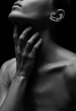 Kadın omuzlarının ve ellerinin siyah-beyaz silueti. Kadın silueti.