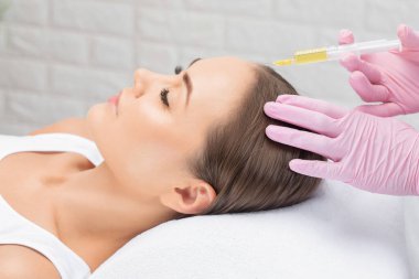 Kozmetik uzmanı güzellik salonunda güzel bir kadının terapisini yapıyor. Kozmetoloji kavramı.