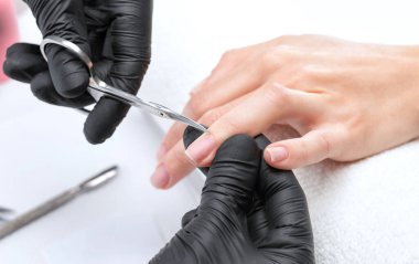 Manikürcü, kuaförde tırnak etlerini söker. Profesyonel el bakımı..