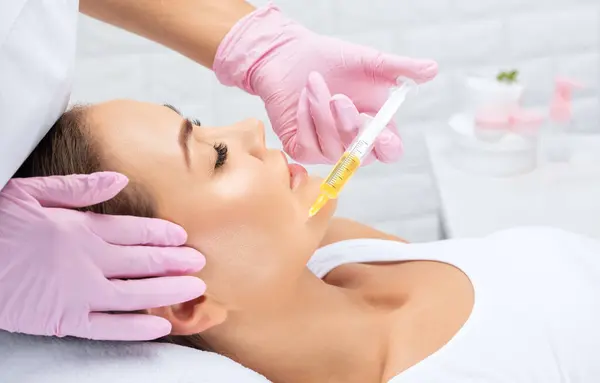 Kosmetolog Robi Prp Terapii Pięknej Kobiety Salonie Piękności Koncepcja Kosmetyczna Obraz Stockowy
